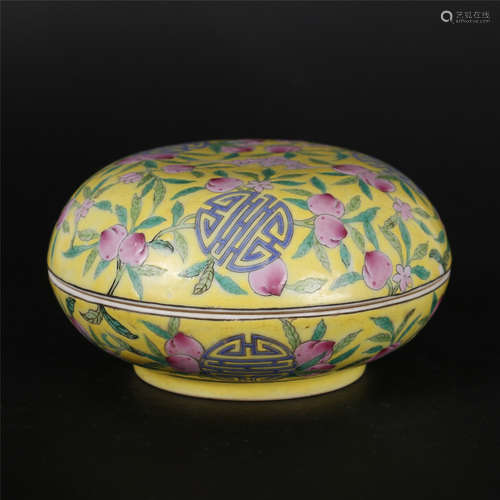 A FAMILLE ROSE LIDDED PORCELAIN BOX