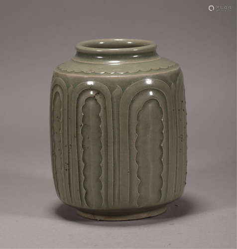 A CIZHOU KILN GREEN PORCELAIN JAR