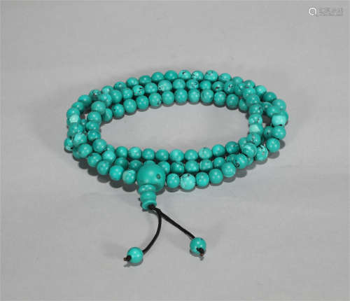 A NECKLACE MADE OF FINELY POLISHED TURQUOISE STONE