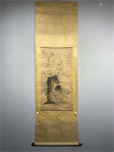 A HANGING SCROLL OF CHRYAANTHEMUM FLOWER PAINTING ATTRIBUTED...