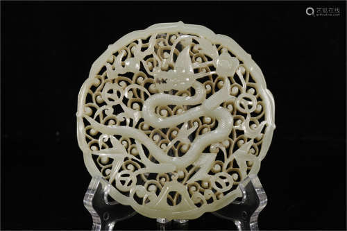A QING DYN. FINELY CARVED JADE DISPLAY PIECE
