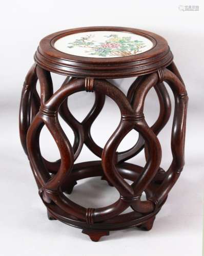 A CHINESE CARVED HARDWOOD BARREl TABLE WITH PORCELAIN FAMILL...
