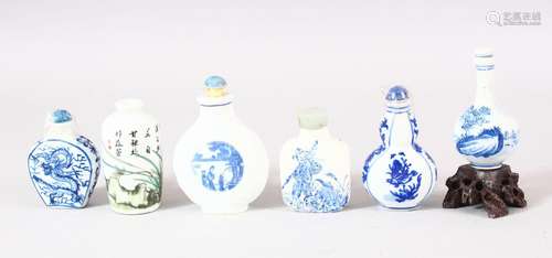 A MIXED LOT OF 6 CHINESE BLUE & WHITE PORCELAIN SNUFF BO...