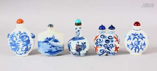 A MIXED LOT OF 5 CHINESE BLUE & WHITE PORCELAIN SNUFF BO...