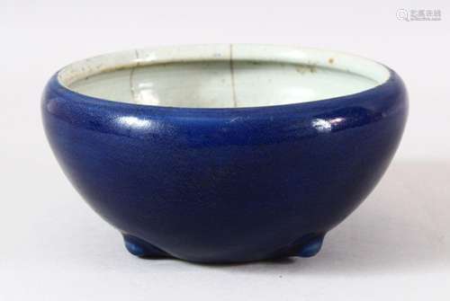 A CHINESE POWDER BLUE PORCELAIN TRIPOD BOWL - 17.5cm