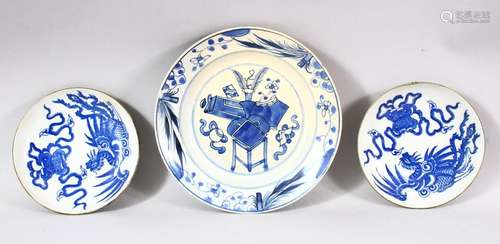 A MIXED LOT OF THREE CHINESE BLUE & WHITE PORCELAINS - c...