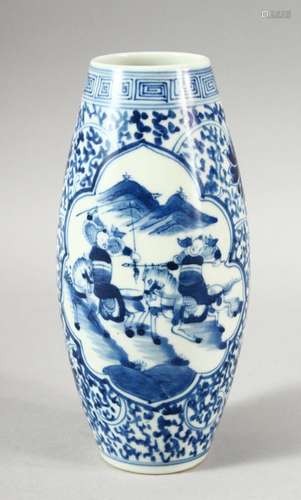 A GOOD CHINESE BLUE & WHITE PORCELAIN SLEEVE FORM VASE -...