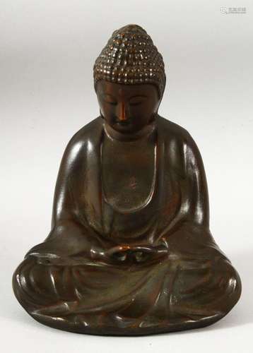 A CHINESE SEATED BRONZE FIGURE OF A BUDDHA / DEITY - 25CM