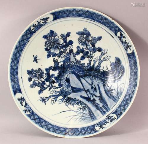 A LARGE CHINESE BLUE AND WHITE PORCELAIN CHARGER, central de...