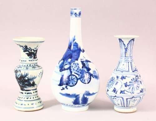A GOOD CHINESE BLUE AND WHITE PORCELAIN VASE, depicting figu...