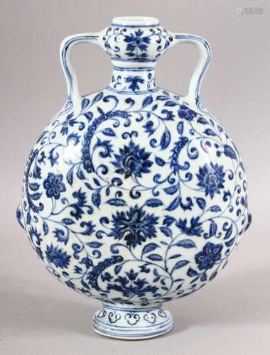 A CHINESE MING STYLE BLUE & WHITE PORCELAIN MOON FLASK -...