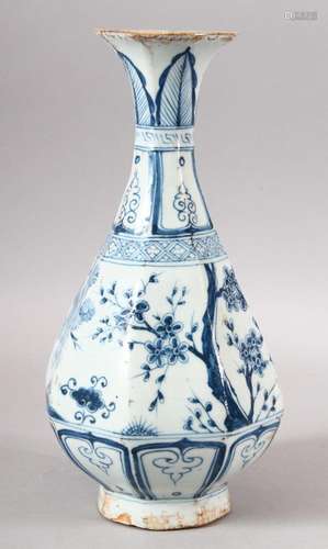 A CHINESE MING STYLE BLUE & WHITE PORCELAIN OCTAGONAL VA...