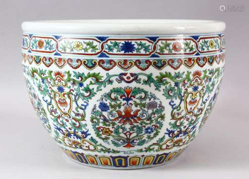 A FINE CHINESE DOUCAI DECORATED PORCELAIN FISH BOWL / PLANTE...