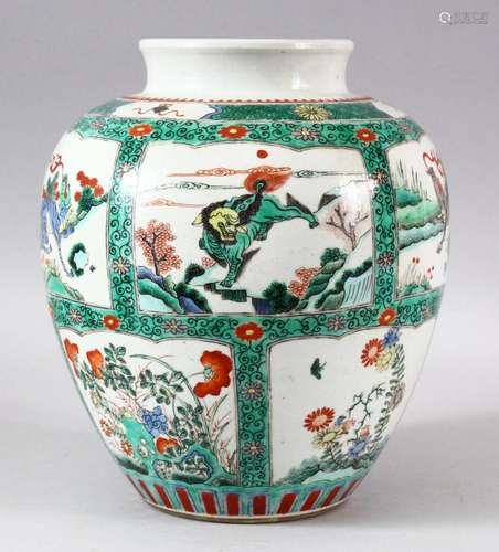 A CHINESE KANGXI STYLE FAMILLE VERTE PORCELAIN JAR - decorat...