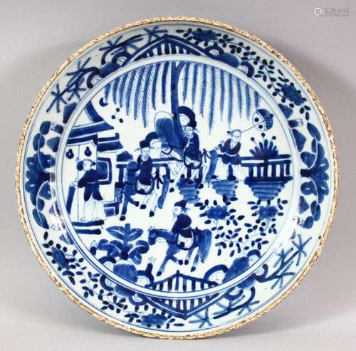 AN EARLY 20TH CENTURY CHINESE BLUE & WITE PORCELAIN DISH...