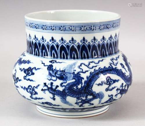 A CHINESE MING STYLE BLUE & WHITE PORCELAIN DRAGON JAR -...