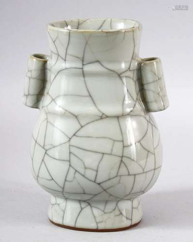 A CHINESE GE STYLE TWIN HANDLE CRACKLE GLAZE VASE, 18.5cm hi...