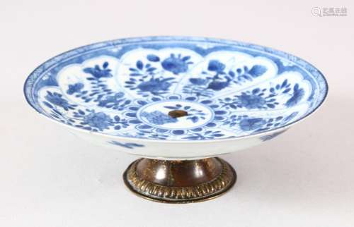 A CHINESE KANGXI PERIOD BLUE & WHITE PORCELAIN DISH / ST...