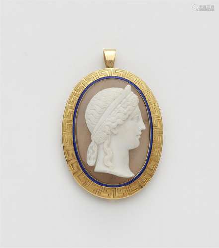 An 18k gold cameo pendant