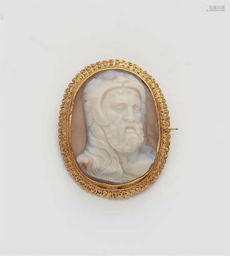 An 18k gold cameo brooch depicting Hercules