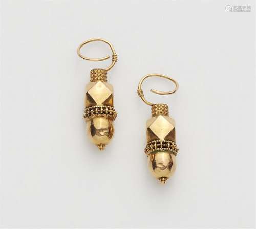 A pair of 18k gold Indian earrings