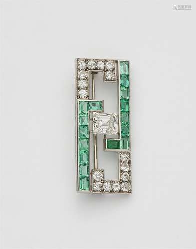 An Art Déco 14k white gold emerald brooch