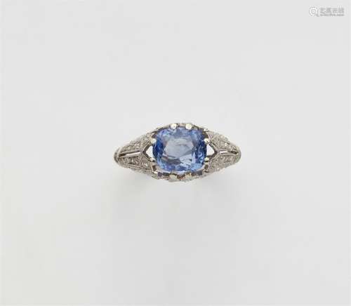 A Belle Epoque 18k white gold sapphire ring