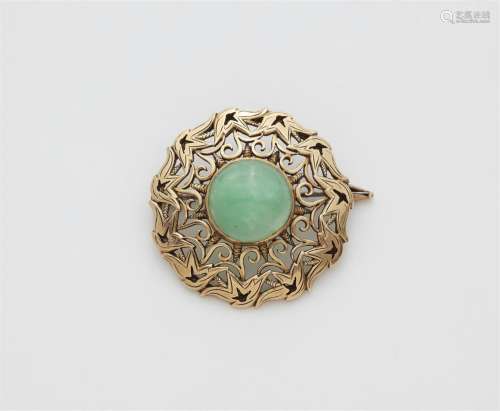 A 14k gold chrysoprase rosette brooch