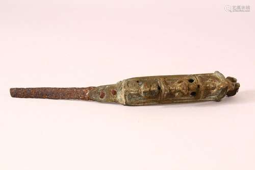 AN EARLY SOUTH INDIAN BRONZE BICHWA DAGGER HILT, with moulde...