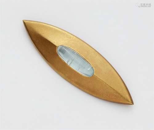 An 18k gold aquamarine brooch