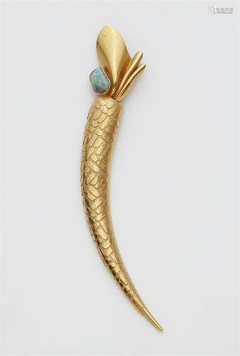 An 18k gold opal pin brooch