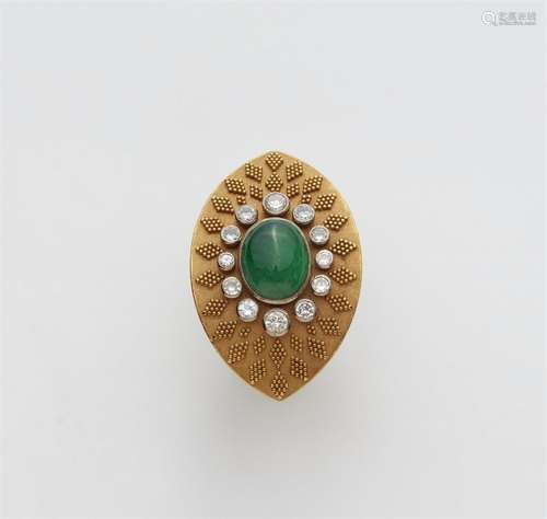 An 18k gold granulation emerald ring