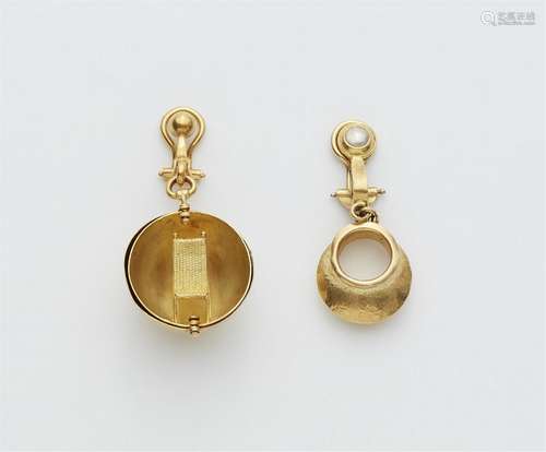 Two 18k gold earrings