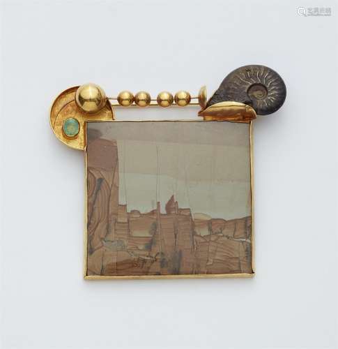 An 18k gold brooch with landscape agate