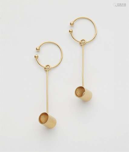 A pair of 18k gold pendant earrings