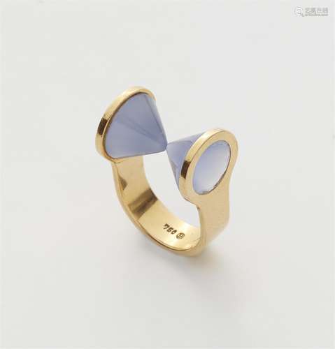 An 18k gold chalcedony ring