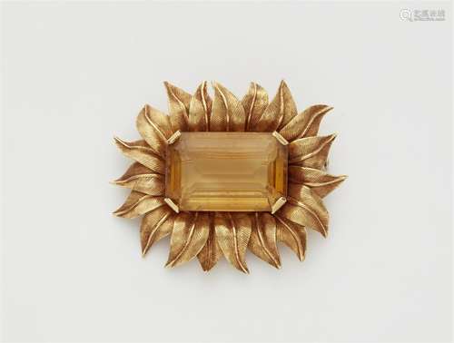 An 18k gold citrine flower brooch