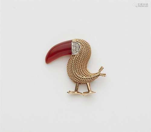 A 18k gold toucan brooch