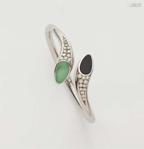 An 18k white gold onyx and chrysoprase bangle