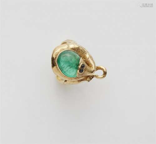 An 18k gold emerald cabochon ring