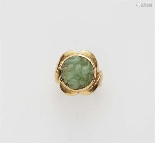 An 18k gold and carved jade ring