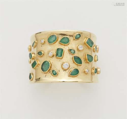 An 18k gold emerald cuff bracelet