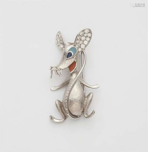 An 18k white gold mouse brooch