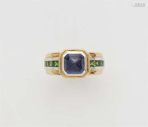 An 18k bi-colour gold sapphire cabochon ring