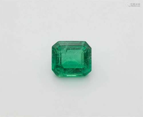 An unmounted step-cut natural Colombian emerald of 7.42 ct