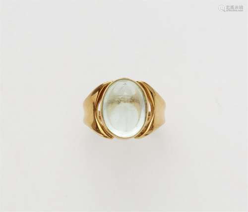 An 18k gold tourmaline cabochon ring