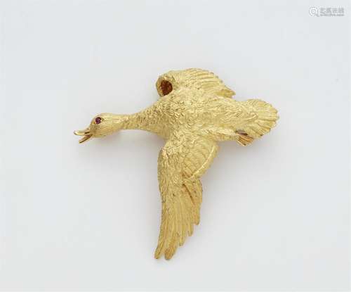 An 18k gold duck brooch