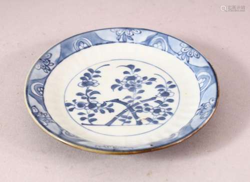 A SMALL 18TH CENTURY KANGXI BATAVIAN BLUE AND WHITE SAUCER, ...