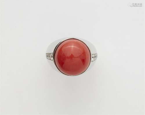 An 18k white gold coral cabochon ring