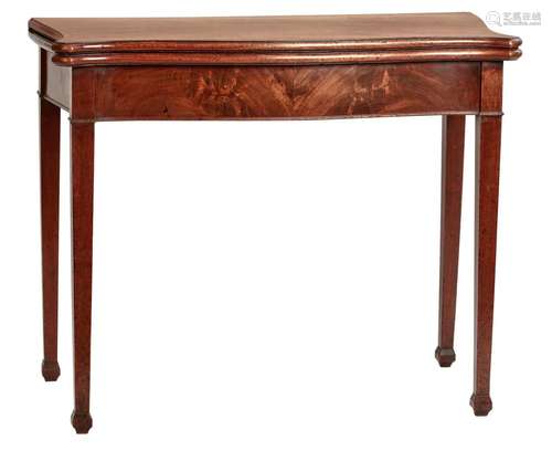 A GEORGE III MAHOGANY SERPENTINE CARD TABLE